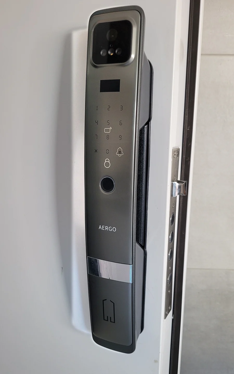 Cerradura digital AERGO instalada en una puerta