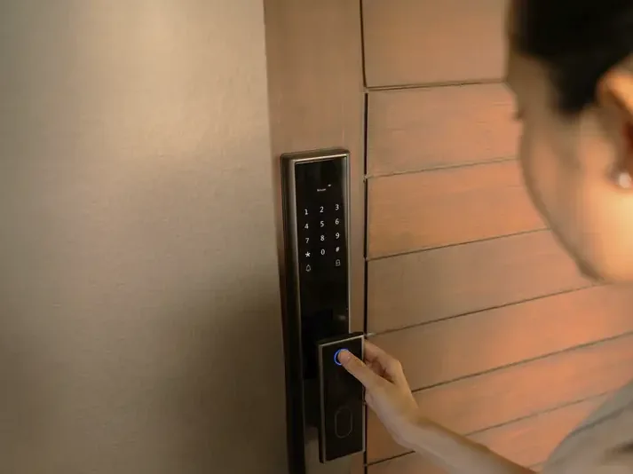 Persona abriendo una puerta con cerradura digital AERGO